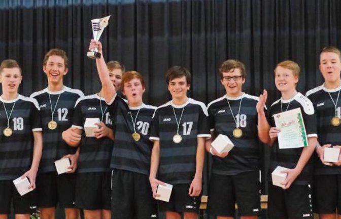 Jubel bei der Siegerehrung der B-Jungen Farin Sparmann, Peter Scheuermann, Tim-Lukas Truckseß, Fabian Spiess, Josia Albrecht, Aaron Stark, Tim Siehler und Nathanael Wenzler (von links) über den Titel bei der Eichenkreuz-Meisterschaft  Foto: privat