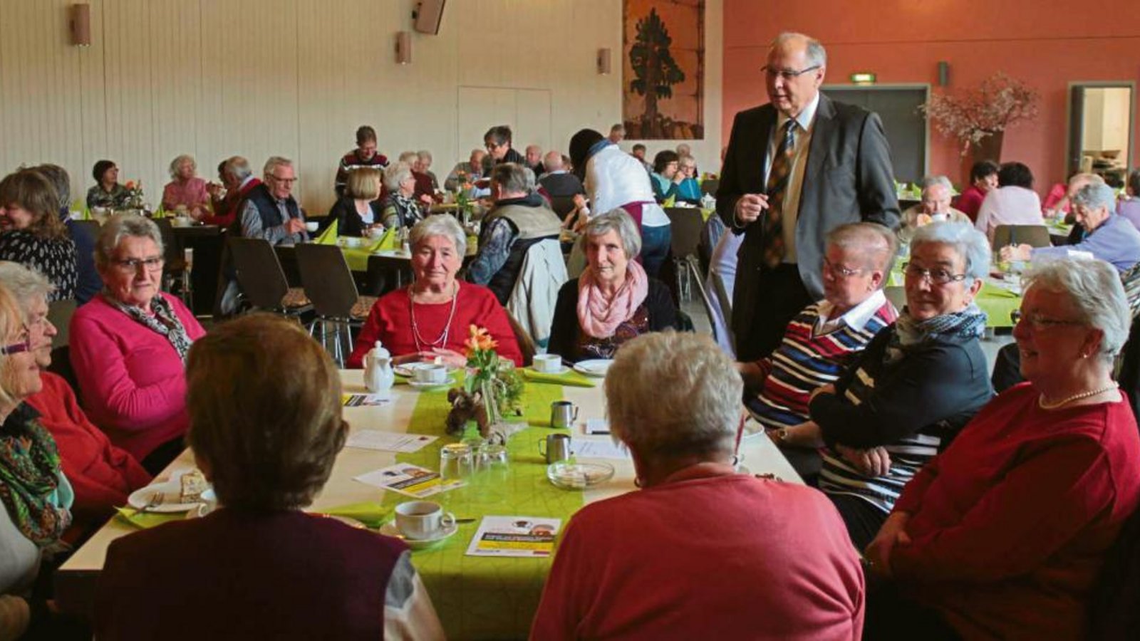 Bürgermeister Werner Somlai (stehend) unterhält sich mit den Besuchern des Seniorennachmittags in der Oberriexinger Festhalle. Foto: Friedrich Bürgermeister Werner Somlai (stehend) unterhält sich mit den Besuchern des Seniorennachmittags in der Oberriexinger Festhalle. Foto: Friedrich