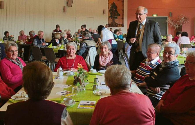 Bürgermeister Werner Somlai (stehend) unterhält sich mit den Besuchern des Seniorennachmittags in der Oberriexinger Festhalle.  Foto: Friedrich