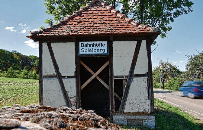 Das Bahnhöfle an der Straße zischen Hohenhaslach und Ochsenbach bewegt die Spielberger schon seit langer Zeit.  Foto: Kalb