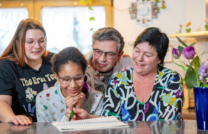 Elke Weigmann (von rechts) aus Wimsheim nimmt seit 1998 Pflegekinder auf. Aktuell haben sie und ihr Mann Dieter Grau die zwölfjährige Ramira in Vollzeitpflege. Kassandra, die rund zwei Jahre in der Familie gelebt hat, ist heute zu Besuch.  <span class='image-autor'>Foto: Enzkreis/Sebastian Seibel</span>