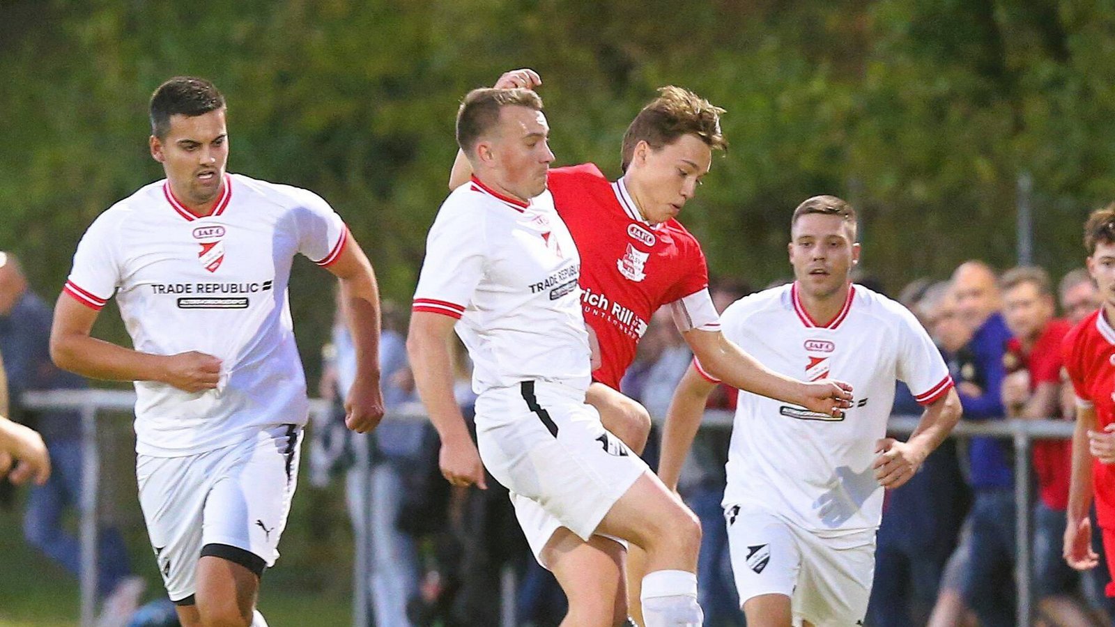 Auch zu Dritt können die Horrheimer den Hessigheimer Kapitän Elias Sigel im Pokalspiel der zweiten Runde nicht stoppen. Foto: Küppers