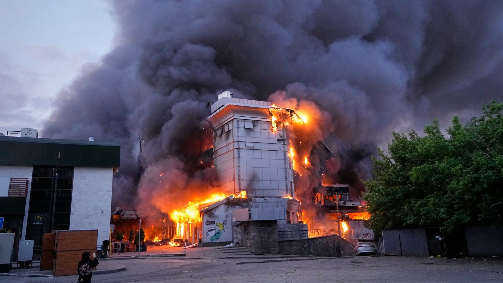 Ein Gebäude brennt nach einem russischen Raketenangriff in Kiew.Foto: Efrem Lukatsky/AP/dpa Ein Gebäude brennt nach einem russischen Raketenangriff in Kiew.Foto: Efrem Lukatsky/AP/dpa