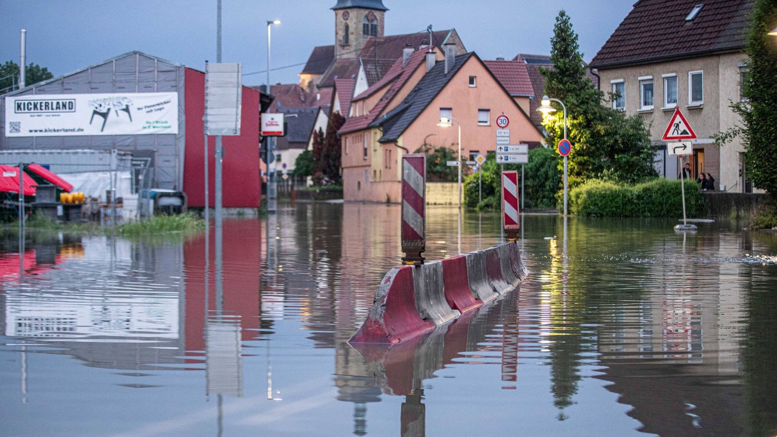 Hochwasser in Lauffen am Neckar: Der Fluss ist über die Ufer getretenFoto: 7aktuell.de/Simon Adomat Hochwasser in Lauffen am Neckar: Der Fluss ist über die Ufer getretenFoto: 7aktuell.de/Simon Adomat