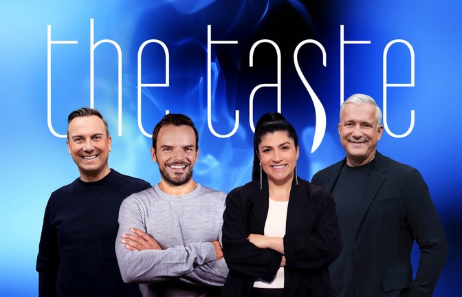 Prominente Gourmet-Zugänge: Elif Oskan (3.v.l.) und Steffen Henssler (2.v.l.) feiern als neue Juroren Premiere bei "The Taste" und unterstützen Tim Raue (l.) und Alexander Herrmann (r.).<span class='image-autor'>Foto: SAT.1 / Joyn, Benedikt Müller/Philipp Rathmer</span>