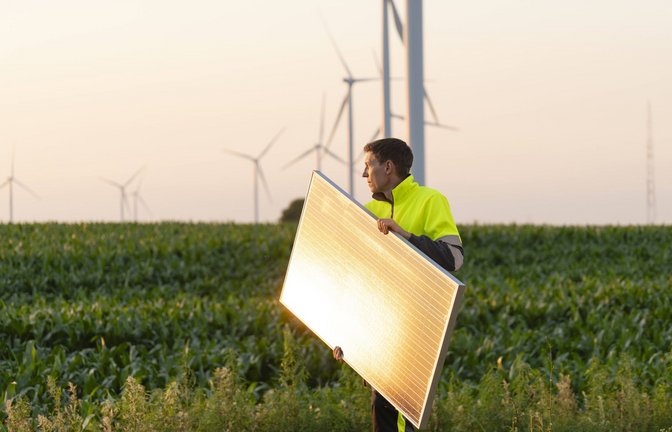 Der Ausbau der Erneuerbaren Energien beschleunigte sich zuletzt – doch insbesondere bei den Netzen muss viel getan werden.<span class='image-autor'>Foto: IMAGO/Westend61/Gerasimovi</span>