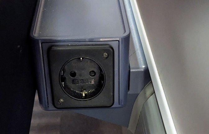 Eine Bahn-Steckdose im ICE: Funktionsfähig? Verdreckt?  Oder gar manipuliert?<span class='image-autor'>Foto: red/Jürgen Brand</span>
