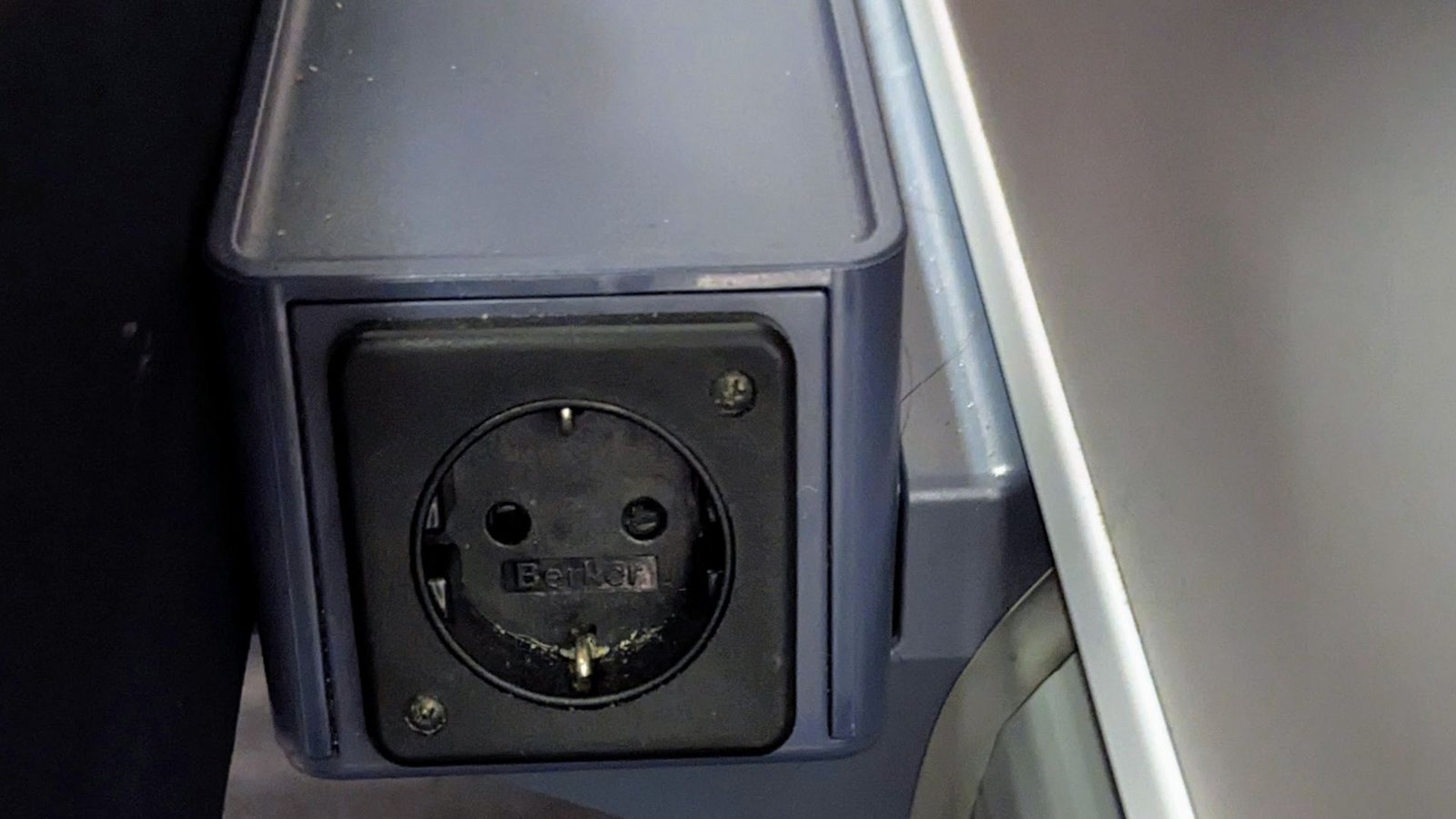 Eine Bahn-Steckdose im ICE: Funktionsfähig? Verdreckt? Oder gar manipuliert?Foto: red/Jürgen Brand Eine Bahn-Steckdose im ICE: Funktionsfähig? Verdreckt? Oder gar manipuliert?Foto: red/Jürgen Brand