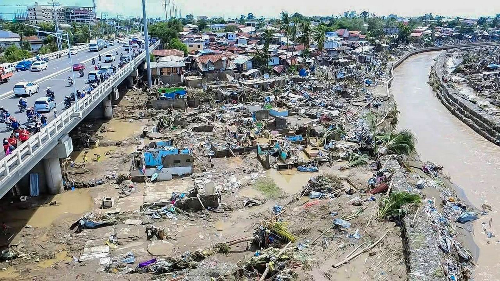 Ein Drohnenfoto zeigt ein vom Taifun Kalmaegi verwüstetes Gebiet in der philippinischen Provinz Cebu am 6.11.25. Nun wütet dort der Supertaifun „Fung-wong“. (Archivbild)Foto: Philippine Red Cross/XinHua/dpa Ein Drohnenfoto zeigt ein vom Taifun Kalmaegi verwüstetes Gebiet in der philippinischen Provinz Cebu am 6.11.25. Nun wütet dort der Supertaifun „Fung-wong“. (Archivbild)Foto: Philippine Red Cross/XinHua/dpa