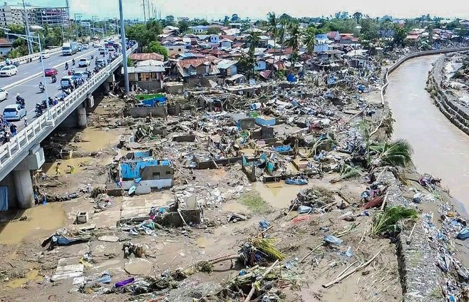 Ein Drohnenfoto zeigt ein vom Taifun Kalmaegi verwüstetes Gebiet in der philippinischen Provinz Cebu am 6.11.25. Nun wütet dort der Supertaifun „Fung-wong“. (Archivbild)<span class='image-autor'>Foto: Philippine Red Cross/XinHua/dpa</span>
