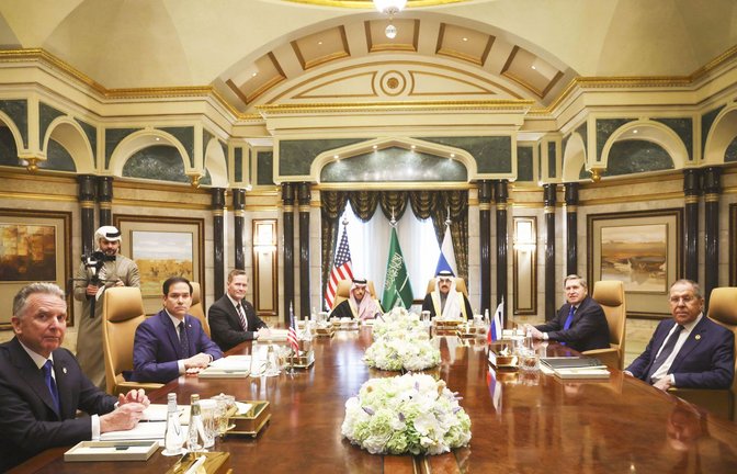 Amerikaner (links) und Russen sitzen am Tisch. Gastgeber sind die Saudis.<span class='image-autor'>Foto: dpa/Evelyn Hockstein</span>