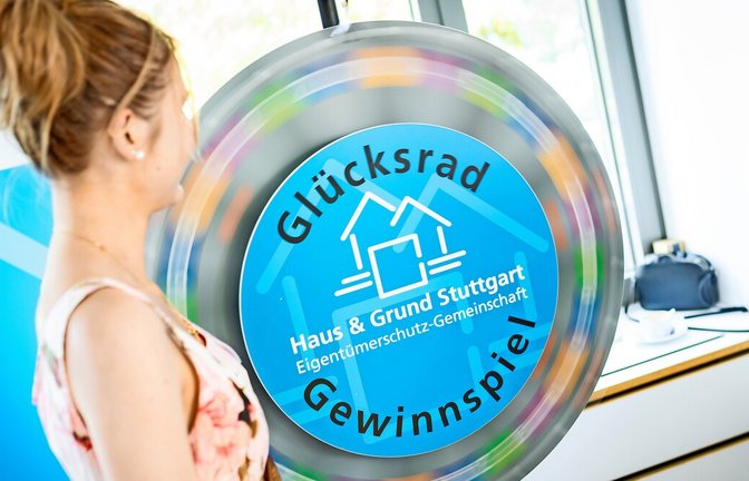 Immobilien kaufen und verkaufen sollte möglichst nicht dem Glück überlassen werden. Ein Glücksrad indes war eines der Unterhaltungsangebote am Tag der offenen Tür bei Haus & Grund in Stuttgart.<span class='image-autor'>Foto: Lichtgut/Julian Rettig</span>