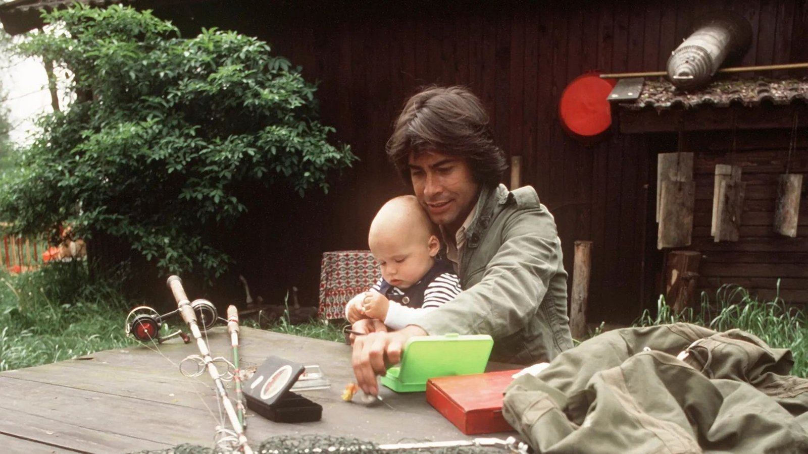 Roy Black mit seinem kleinen Sohn Torsten Mitte der 1970er Jahre vor seiner Fischerhütte im oberbayerischen Ornau.Foto: Werner Roelen/picture alliance/dpa Roy Black mit seinem kleinen Sohn Torsten Mitte der 1970er Jahre vor seiner Fischerhütte im oberbayerischen Ornau.Foto: Werner Roelen/picture alliance/dpa