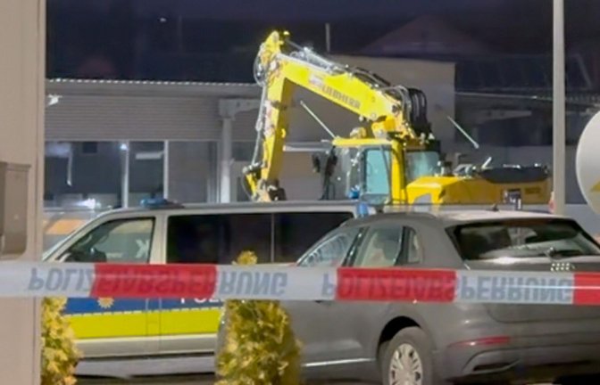 Die Polizei hat weitere Informationen zur Amokfahrt mit einem Bagger in Tauberbischofsheim bekannt gegeben.<span class='image-autor'>Foto: dpa/Fabian Koss</span>