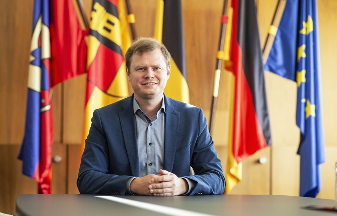 Hat eine gewisse Vorliebe für Fahnen: Michael Salomo, Oberbürgermeister in Heidenheim an der Brenz<span class='image-autor'>Foto: /Reiner Pfisterer</span>