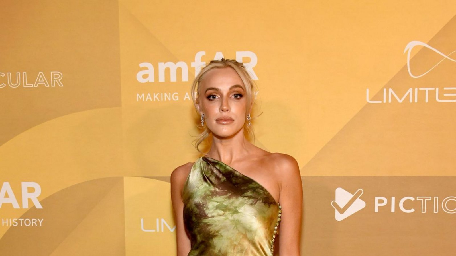 Die „Call her daddy“-Podcast Moderatorin Alex Cooper präsentierte sich im grünen Kleid.Foto: AFP/Jon Kopaloff Die „Call her daddy“-Podcast Moderatorin Alex Cooper präsentierte sich im grünen Kleid.Foto: AFP/Jon Kopaloff