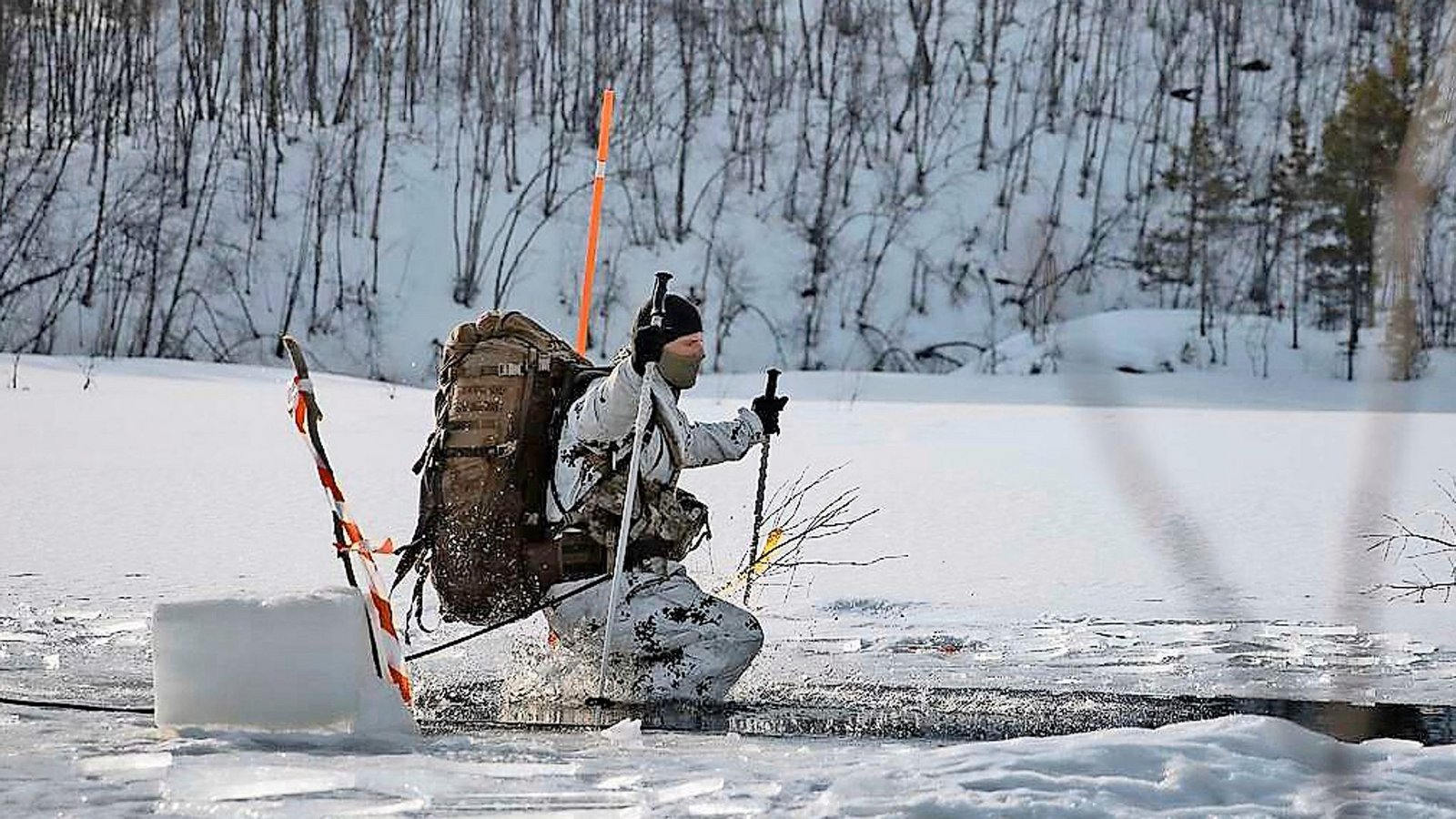 Ein deutscher Fernspäher übt in Norwegen, wie er sich retten kann, bricht er ins Eis ein.Foto: Bundeswehr