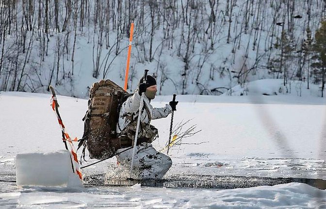 Ein deutscher Fernspäher übt in Norwegen, wie er sich retten kann, bricht er ins Eis ein.<span class='image-autor'>Foto: Bundeswehr</span>
