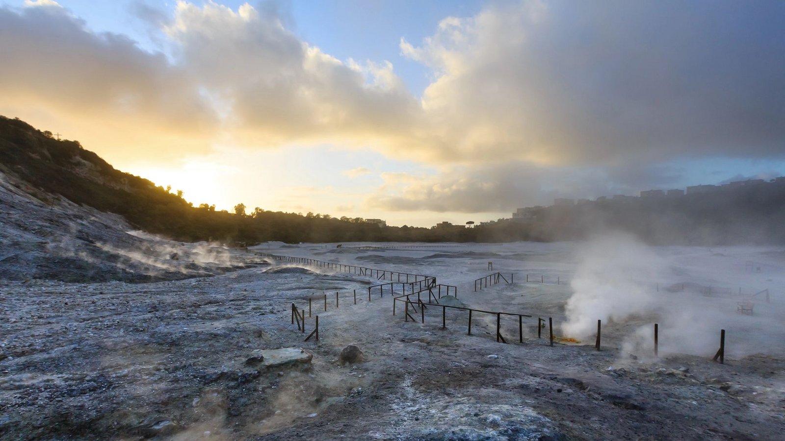 Das malerische Bild mit Sonnenaufgang  und rauchenden Schloten trügt: Unter der Erde der Phlegräischen Felder im Großraum von Neapel brodelt einer der gefährlichsten und größten Supervulkane der Erde.Foto: Imago/Depositphotos
