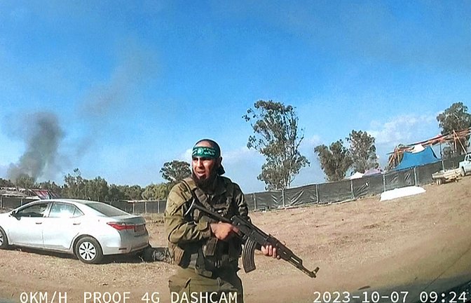 Ein bewaffneter Palästinenser am 7. Oktober 2023 am  Gelände des Supernova-Festivals in der Negev-Wüste: allein hier töteten Hamas-Terroristen rund 250 Menschen.<span class='image-autor'>Foto: AFP</span>