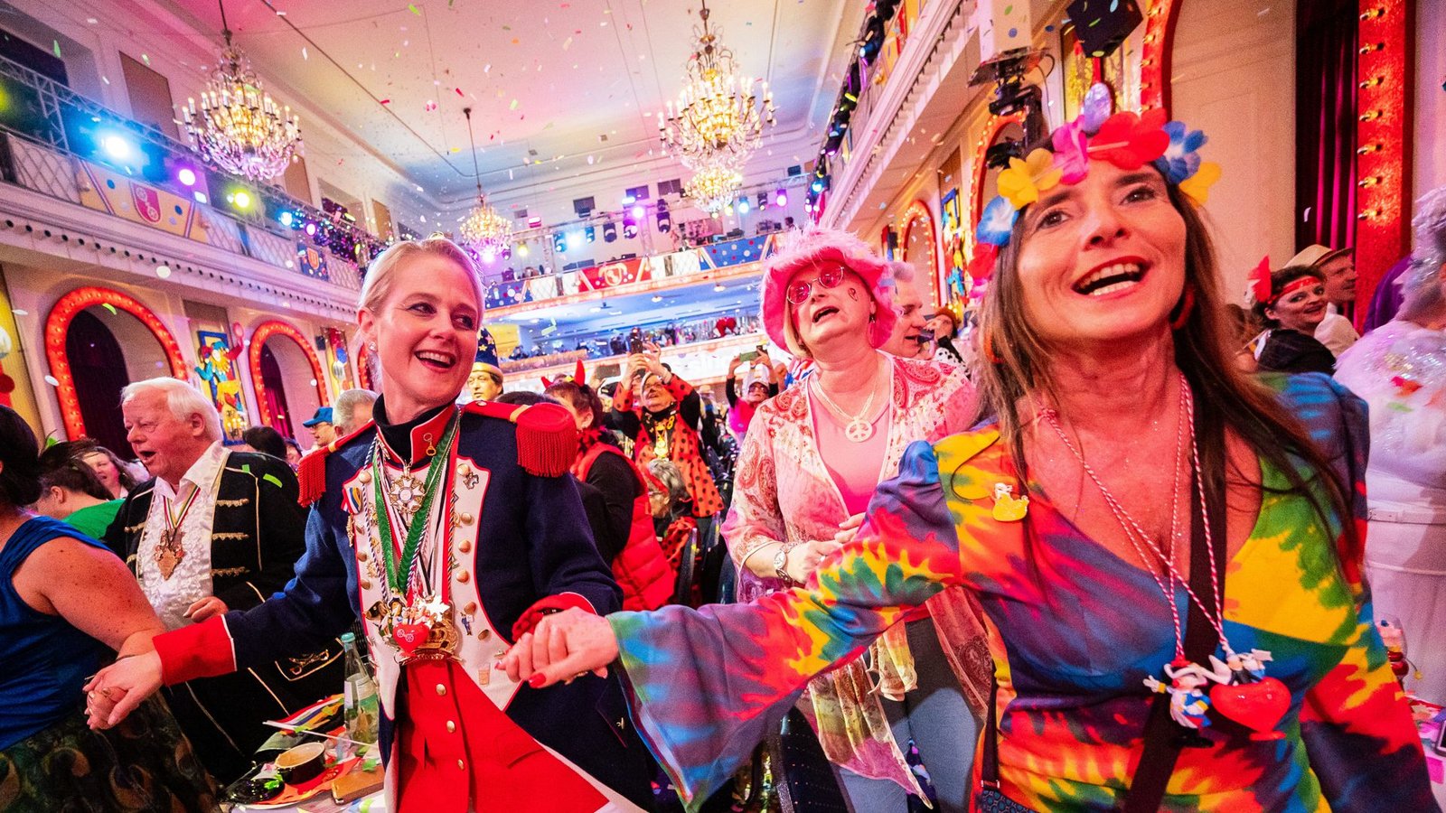 Das Publikum schunkelt während der Generalprobe zur traditionellen Fastnachts-Fernsehsitzung „Mainz bleibt Mainz, wie es singt und lacht“ (Foto vom 19. Februar 2020).Foto: Andreas Arnold/dpa Das Publikum schunkelt während der Generalprobe zur traditionellen Fastnachts-Fernsehsitzung „Mainz bleibt Mainz, wie es singt und lacht“ (Foto vom 19. Februar 2020).Foto: Andreas Arnold/dpa