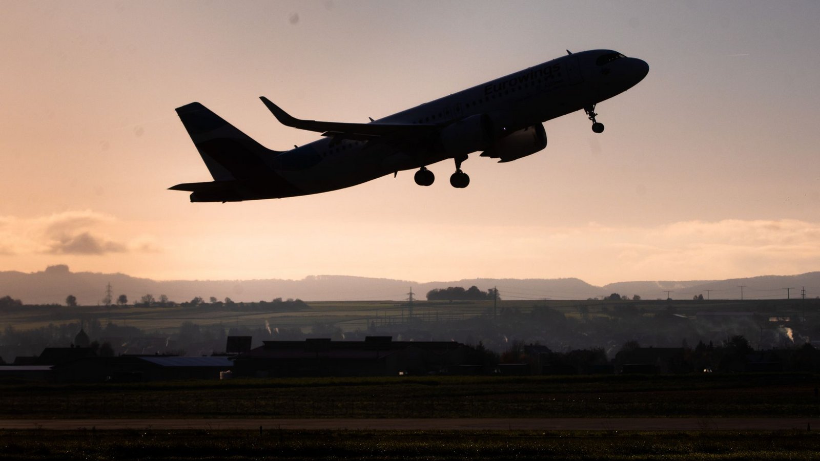 Für Flüge aus Deutschland soll von Juli an eine niedrigere Ticketsteuer gelten. (Archivbild)Foto: Christoph Schmidt/dpa/dpa-tmn Für Flüge aus Deutschland soll von Juli an eine niedrigere Ticketsteuer gelten. (Archivbild)Foto: Christoph Schmidt/dpa/dpa-tmn