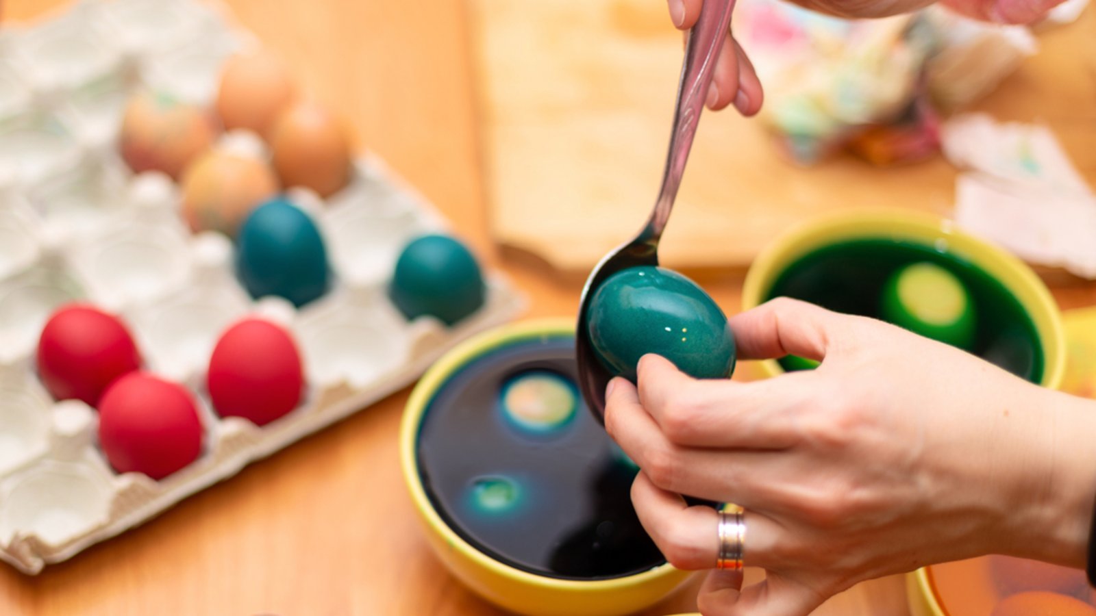 Vor dem Färben sollte man die Eier kochen.Foto: bymandesigns / shutterstock.com