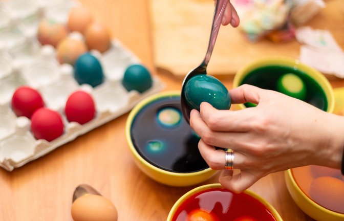 Vor dem Färben sollte man die Eier kochen.<span class='image-autor'>Foto: bymandesigns / shutterstock.com</span>