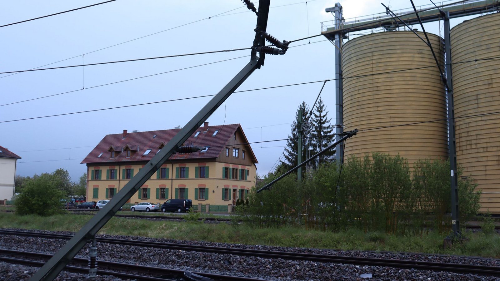Der Bahnverkehr musste für mehrere Stunden unterbrochen werden.Foto: SDMG/SDMG / Schulz