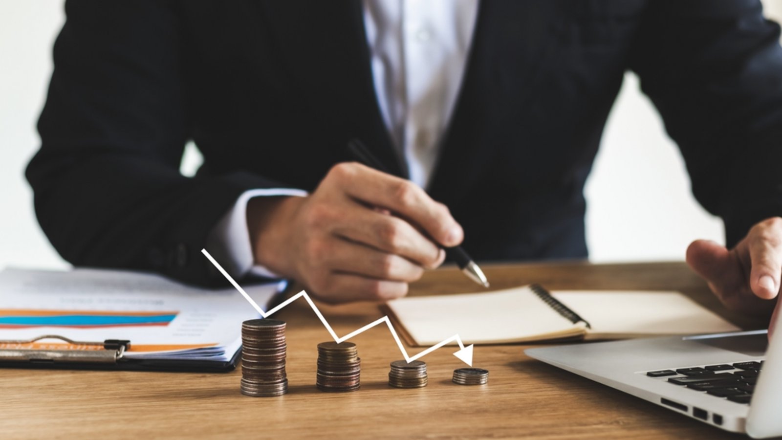 Bei einer Rezession geht es abwärts mit der Wirtschaft.Foto: Thapana_Studio / shutterstock.com Bei einer Rezession geht es abwärts mit der Wirtschaft.Foto: Thapana_Studio / shutterstock.com