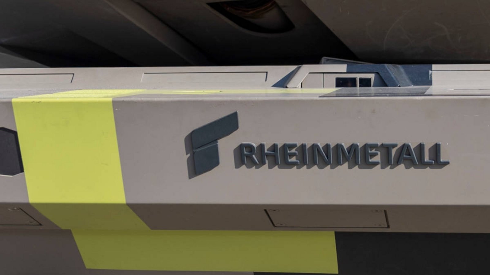 Die Rheinmetall-Aktie ist nach enttäuschenden Quartalszahlen und skeptischen Analystenstimmen stark gefallen. Erfahren Sie, was hinter dem Kursrutsch steckt.Foto: Karolis Kavolelis / Shutterstock.com Die Rheinmetall-Aktie ist nach enttäuschenden Quartalszahlen und skeptischen Analystenstimmen stark gefallen. Erfahren Sie, was hinter dem Kursrutsch steckt.Foto: Karolis Kavolelis / Shutterstock.com