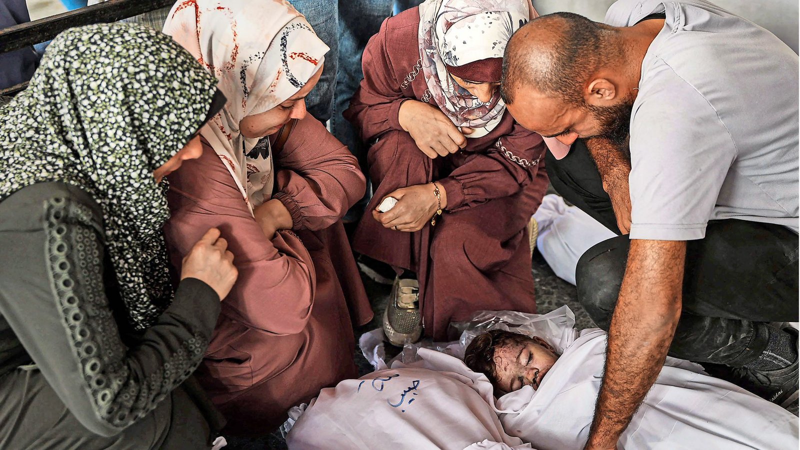 Palästinenser im Gazastreifen trauern um ein Kind, das bei einem israelischen Luftangriff gestorben sein soll.Foto: AFP/OMAR AL-QATTAA Palästinenser im Gazastreifen trauern um ein Kind, das bei einem israelischen Luftangriff gestorben sein soll.Foto: AFP/OMAR AL-QATTAA