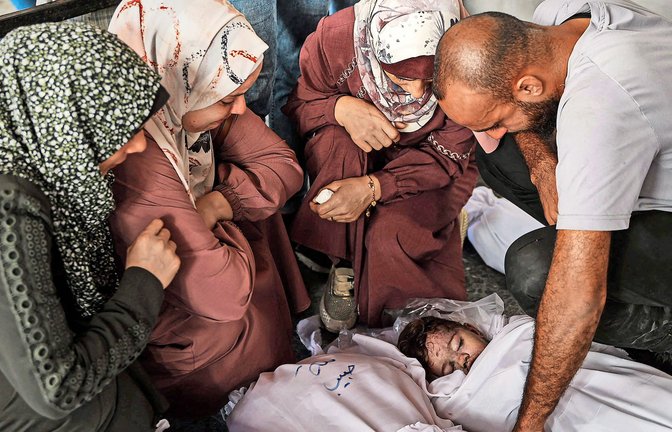 Palästinenser im Gazastreifen trauern um ein Kind, das bei einem israelischen Luftangriff gestorben sein soll.<span class='image-autor'>Foto: AFP/OMAR AL-QATTAA</span>