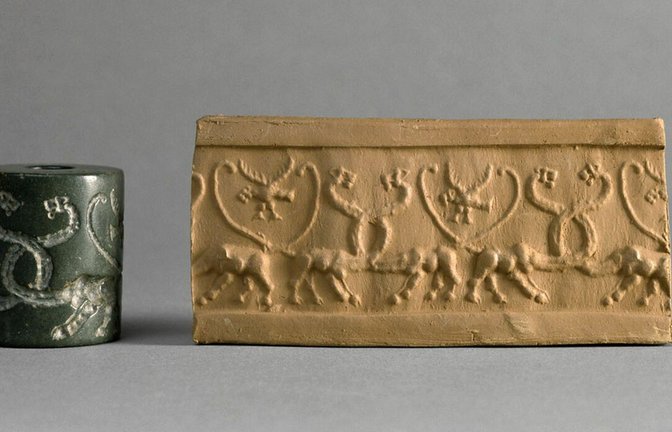 Die Figuren auf diesem rund 6000 Jahre alten mesopotamischen Siegelzylinder könnten die frühesten Vorläufer der Schrift sein.<span class='image-autor'>Foto: © 2001 GrandPalaisRmn/Musée du Louvre/Franck Raux</span>