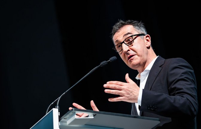 Der designierte Ministerpräsident Cem Özdemir (Grüne) formulierte beim Parteitag einen Führungsanspruch der Grünen.<span class='image-autor'>Foto: Christoph Schmidt/dpa</span>