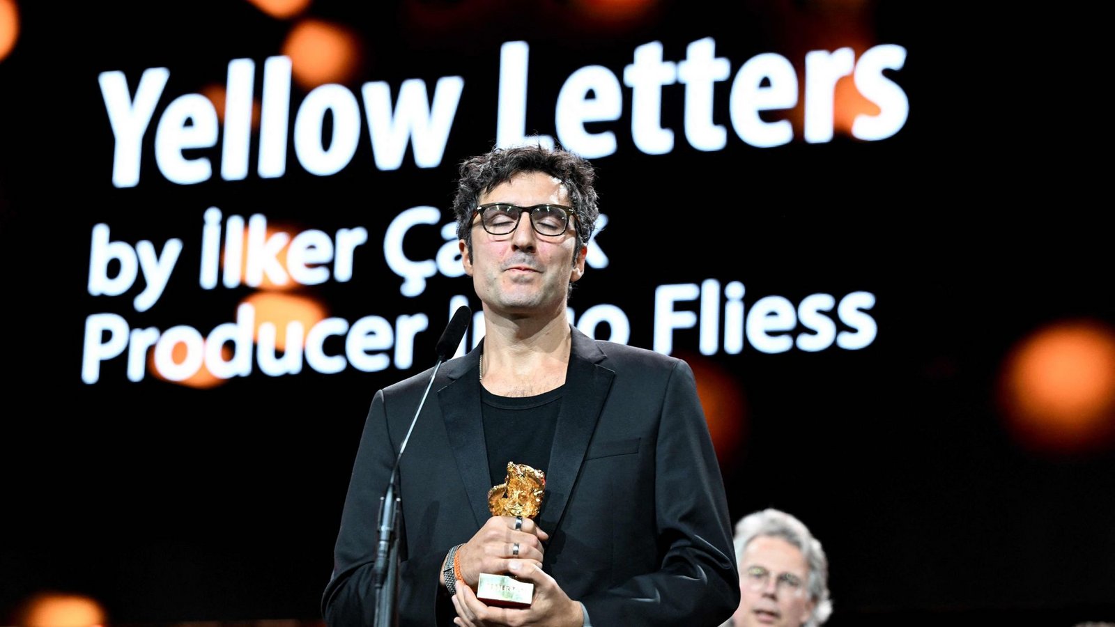 İlker Çatak hat den Goldenen Bären der Berlinale gewonnen mit „Gelbe Briefe“.Foto: AFP/RALF HIRSCHBERGER