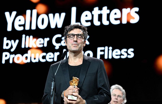 İlker Çatak hat den Goldenen Bären der Berlinale gewonnen mit „Gelbe Briefe“.<span class='image-autor'>Foto: AFP/RALF HIRSCHBERGER</span>