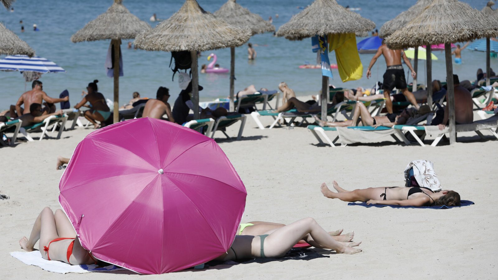 Viele Menschen kaufen lieber Erlebnisse, statt in materielle Dinge zu investierenFoto: Clara Margais/dpa Viele Menschen kaufen lieber Erlebnisse, statt in materielle Dinge zu investierenFoto: Clara Margais/dpa