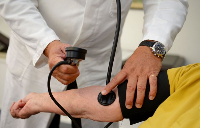 Ein Hausarzt misst in seiner Praxis in Stuttgart einer Patientin den Blutdruck.<span class='image-autor'>Foto: dpa/Bernd Weißbrod</span>