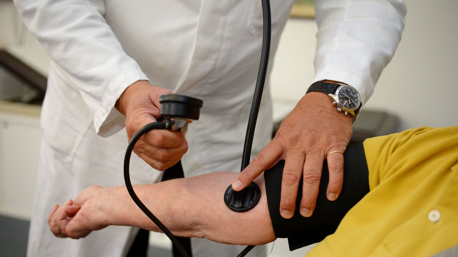 Ein Hausarzt misst in seiner Praxis in Stuttgart einer Patientin den Blutdruck.Foto: dpa/Bernd Weißbrod