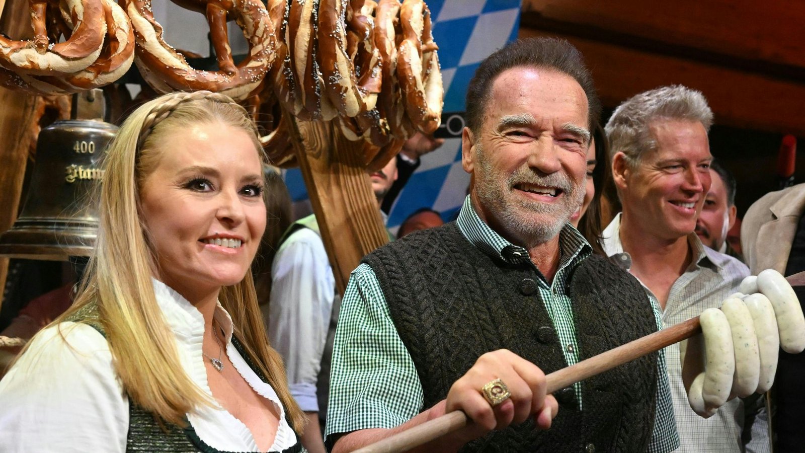 Arnold Schwarzenegger und seine Freundin Heather Milligan haben Spaß in Österreich.Foto: Barbara Gindl/APA/dpa