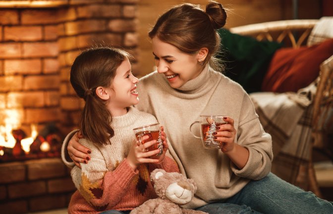 Gemütlich: Gemeinsam in der kalten Jahreszeit einen Kinderpunsch genießen.<span class='image-autor'>Foto: Evgeny Atamanenko/Shutterstock</span>