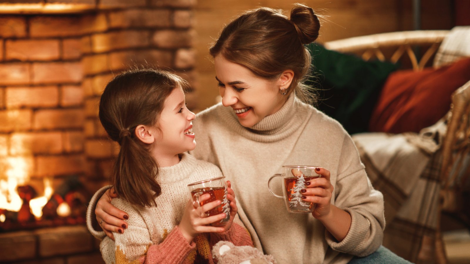 Gemütlich: Gemeinsam in der kalten Jahreszeit einen Kinderpunsch genießen.Foto: Evgeny Atamanenko/Shutterstock Gemütlich: Gemeinsam in der kalten Jahreszeit einen Kinderpunsch genießen.Foto: Evgeny Atamanenko/Shutterstock