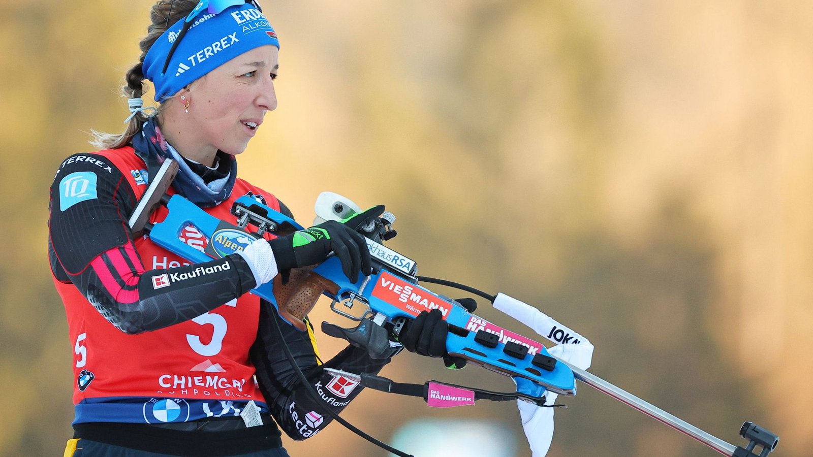 Franziska Preuß, Biathlon Selbst eine Sportlerin, über die alles bekannt zu sein scheint, kann noch überraschen. „Vielleicht“, sagte Franziska Preuß (31) vor eineinhalb Wochen nach dem Massenstart im tschechischen Nove Mesto, „waren dies meine letzten Weltcup-Rennen.“ Mittlerweile ist klar: Die beste deutsche Biathletin, die 2025 erst vier Medaillen bei der WM gewann (darunter Gold in der Verfolgung) und anschließend erstmals in ihrer Karriere den Gesamtweltcup, wird spätestens am Ende der laufenden Saison aufhören – vielleicht aber auch schon direkt nach den olympischen Wettbewerben in Antholz. Es würde ins Bild passen. Denn zum einen wirkt Franziska Preuß nach harten Monaten, die von einer Handverletzung und einer Corona-Infektion beeinträchtigt waren und in denen sie sieglos blieb, mental müde. Und zum anderen sind die Winterspiele in Südtirol ihr letztes großes Ziel. Sie wird noch einmal alle Kräfte mobilisieren, um endlich eine olympische Einzelmedaille zu gewinnen (bisher gab es Staffel-Bronze 2022 in Peking), und es ist angesichts ihrer vielen Olympia-Starts nicht ausgeschlossen, dass sie sogar öfter auf dem Podest landet. Denn an einem Fakt gibt es keinen Zweifel: Franziska Preuß ist auf jeden Fall stark genug, um auch in Antholz zu überraschen.Foto: IMAGO/GEPA pictures