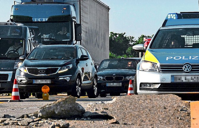 Bei Hitze kann der Fahrbahnbelag aufbrechen – ein Grund für die erhöhte Unfallgefahr.Bei Hitze kann der Fahrbahnbelag aufbrechen – ein Grund für die erhöhte Unfallgefahr.<span class='image-autor'>Foto: dpa/Rene Priebe</span>