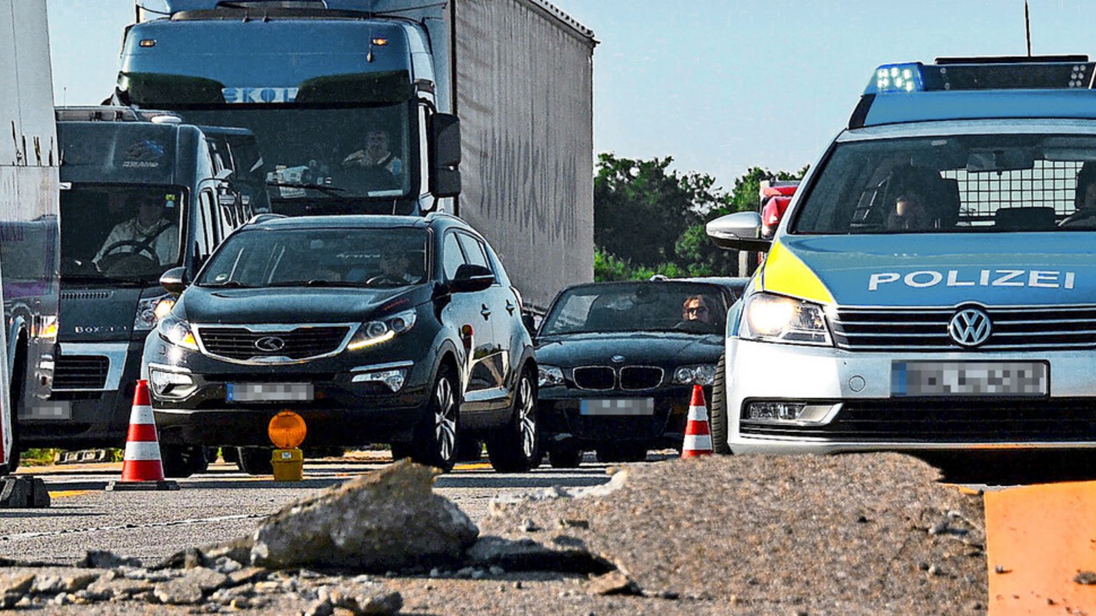 Bei Hitze kann der Fahrbahnbelag aufbrechen – ein Grund für die erhöhte Unfallgefahr.Bei Hitze kann der Fahrbahnbelag aufbrechen – ein Grund für die erhöhte Unfallgefahr.Foto: dpa/Rene Priebe