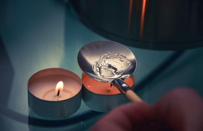 Diese 5 Alternativen gibt es zum Bleigießen.<span class='image-autor'>Foto: Kotarl / shutterstock.com</span>