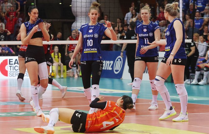 Am Boden: Libera Yurika Bamba und die Stuttgarter Volleyballerinnen.<span class='image-autor'>Foto: Baumann</span>