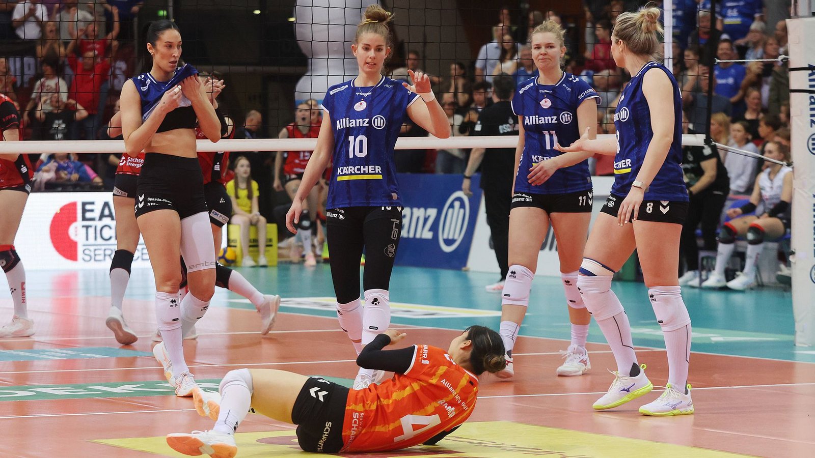 Am Boden: Libera Yurika Bamba und die Stuttgarter Volleyballerinnen.Foto: Baumann