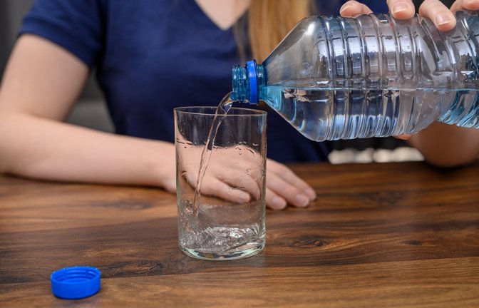 Wegen Keimbelastung ruft Roxane GmbH bundesweit Mineralwasser von Gut & Günstig und Naturalis zurück. Diese Sorten sind betroffen.<span class='image-autor'>Foto: PawelKacperek / Shutterstock.com</span>